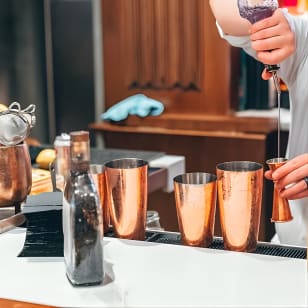 Prohibition Ghosts Cocktails et Snackikeçi à Louisville