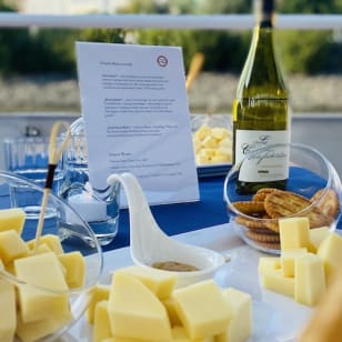 Ambito degustativo al porto di Amburgo con formaggio e vino