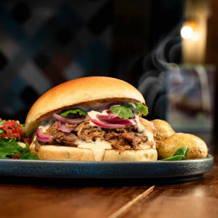Pulled pork burger + soft drink in Mafrens