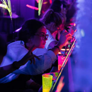 Glow in the Dark: un’esperienza di pittura UV a Parigi