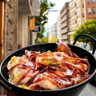 Découvre le menu dégustation de tapas au Venta el Segoviano depuis 1984, à Chamberí