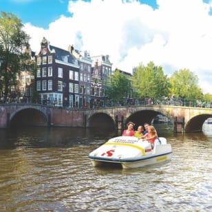 Pedali a idroscivolo ad Amsterdam: scopri la città dall’acqua