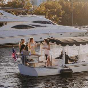 Crucero compartido en E-Boat de lujo con tabla de vinos y embutidos en Miami