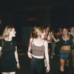 Geselliger Abend in Barcelona: 3 Bars und Club-Eintritt