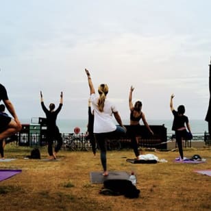 Outdoor-Yogaklasse an Brightons Strandpromenade