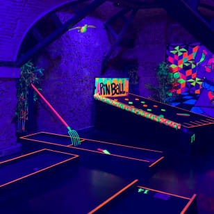 Minigolf Experience: Indoor-Abenteuer