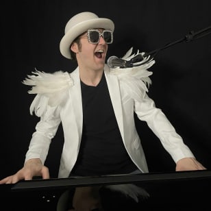 ¡Una Cena Espectáculo y Tributo a la Música de Elton John!