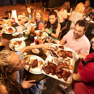 BBQ buffet e spettacolo da Tropical Isle con giro turistico
