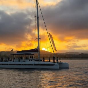 Barcellona: tramonto dal mare con musica e bevande