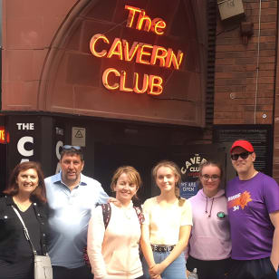 Recorrido a pie por los lugares más famosos de Liverpool relacionados con The Beatles, totalmente guiado.