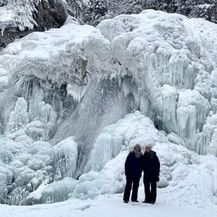 Winterlicher Wasserfallspaziergang