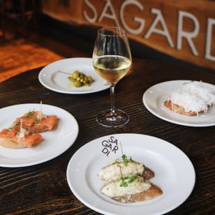 Menu 16 pintxos donostiarras + bottle in Golfo de Bizkaia Born