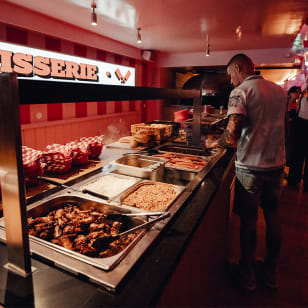 Refill Club, il buffet a volontà più decadente di Parigi