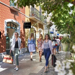 La Roca Village Shopping Express: Round trip from Barcelona