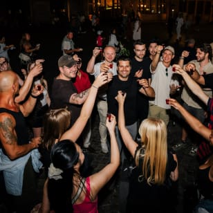 Social Night Out Berlin: 4 Stationen, Shots & Club