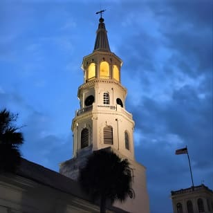 Ghosts of Charleston: tour a piedi di notte con cimitero della Chiesa Unitariana