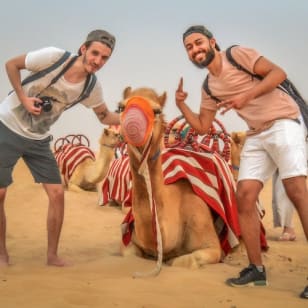 Morning Desert Safari: Paseo en camello, Sandboarding y Café Árabe & Dátiles