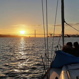 Cruzeiro à Vela de 2 Horas em Lisboa para Pequenos Grupos com Bebidas e Petiscos