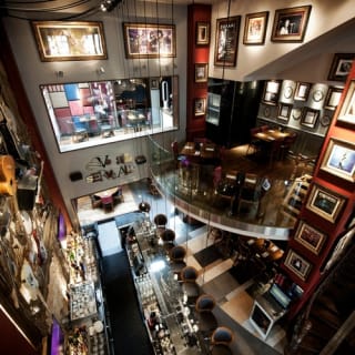 Hard Rock Cafe Brussels: enjoy a burger 2