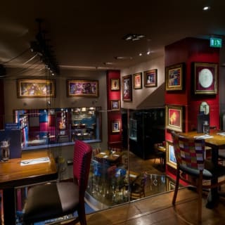 Hard Rock Cafe Brussels: enjoy a burger 6