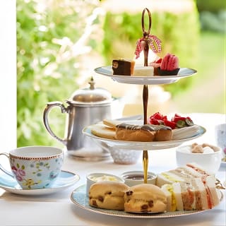 Hampton Court guided tour Full day and High Tea  2