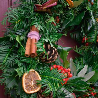 Christmas wreath making workshop at Fulham Palace 5