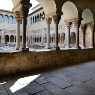 Visita al claustro del Monasterio de Sant Cugat 1