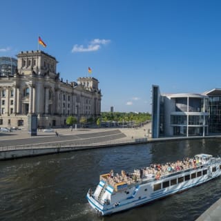 Berlin: 2.5-hour city and waterway tour 3
