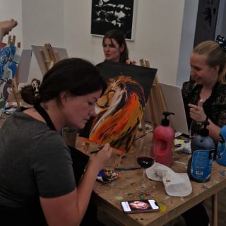 Sip & Paint / Malparty in München: Mal Dein eigenes Kunstwerk in einer echten Galerie 3