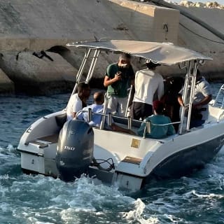 תל אביב: כרטיסים להשכרת סירה פרטית עם רב חובל למשך שעה או שעתיים 3