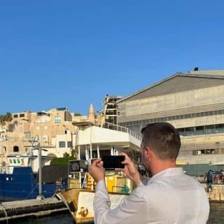 תל אביב: כרטיסים להשכרת סירה פרטית עם רב חובל למשך שעה או שעתיים 4