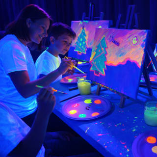 PINTA LUZ – Laboratorio di pittura al neon per bambini e famiglie 4