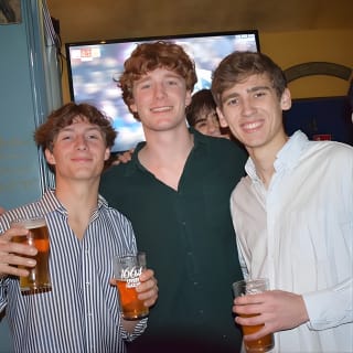 París: City Center Pub Crawl Guiado Con Chupitos & Entrada al Club 19