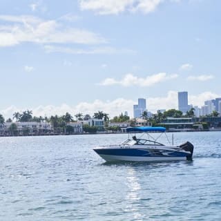 1 hour Miami Private Boat Ride with champagne 2