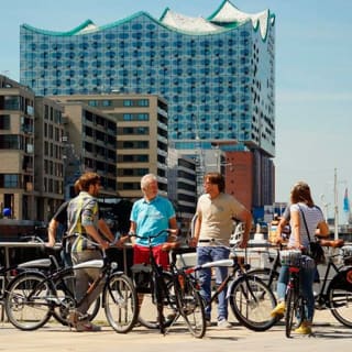 Tour guidato in bici per vedere i principali luoghi di interesse di Amburgo 1