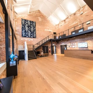 Tour della distilleria e biglietto per cocktail Bombay Sapphire 11