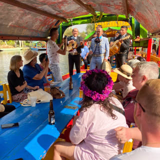 Visite guidée de Coyoacán, Xochimilco & fresques artistiques : tour guidé avec promenade en trajinera 2