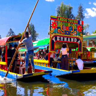 Visite guidée de Coyoacán, Xochimilco & fresques artistiques : tour guidé avec promenade en trajinera 3