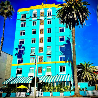 Santa Monica: Superhero Support Team Outdoor Exploration Game 5