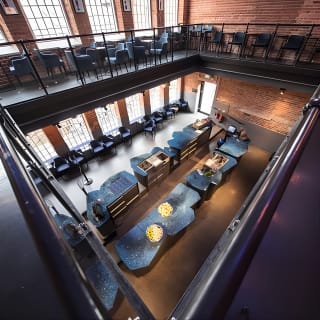 Tour della distilleria e biglietto per cocktail Bombay Sapphire 12