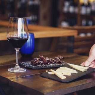 Verkostung von 3 Gläsern Wein und 3 Tapas Im Vinopremier 1