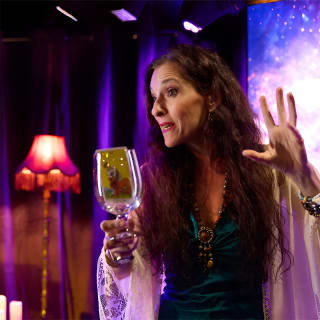 Tarot Sessions: Un Show Místico de Cartas y Cócteles 3