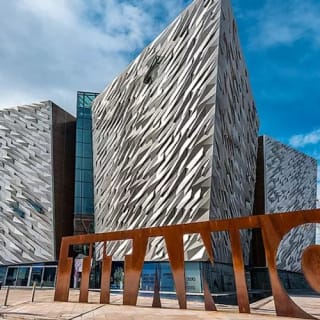 Belfast: Hop-on-Hop-off-Bustour + Titanic Belfast Museum + Zugticket 2