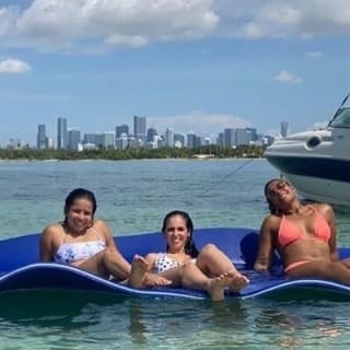 26Ft Miami Private Boat Tour for 11 ppl, 2 & 4 Hrs Free Champagne 12