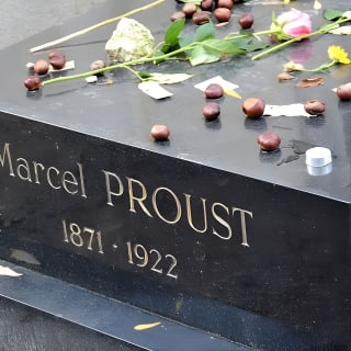 Pere Lachaise Cemetery Walking Tour in Paris 2