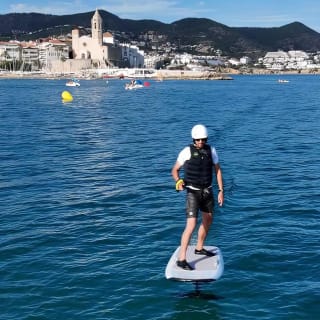 Experiencia Premium de E-Foil en Sitges: Deslízate y vuela sobre el agua 2