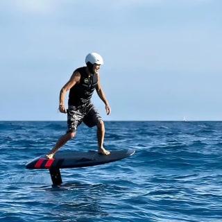 Experiencia Premium de E-Foil en Sitges: Deslízate y vuela sobre el agua 4