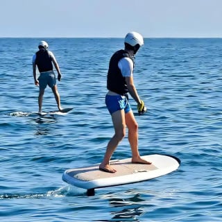 Experiencia Premium de E-Foil en Sitges: Deslízate y vuela sobre el agua 5