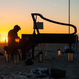 Live-to-Headphones 'Silent' Piano Experience 1