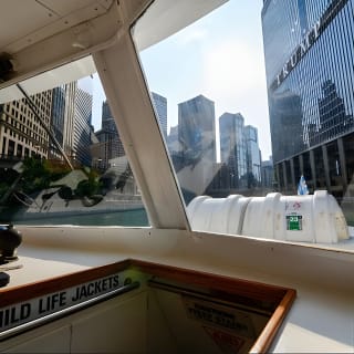 Visita arquitectónica por el río Chicago a bordo de un yate histórico 3
